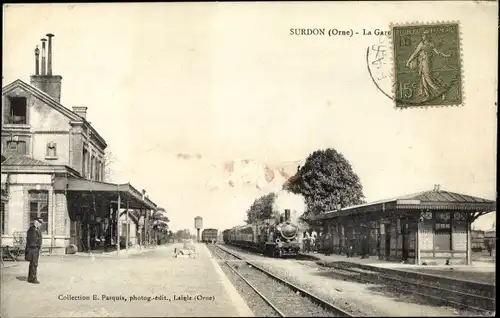 Ak Surdon Orne, Bahnhof, Lok fährt ein