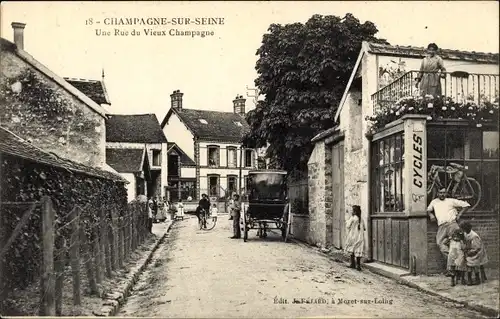 Ak Champagne sur Seine Seine et Marne, Une Rue du Vieux Champagne, Cycles
