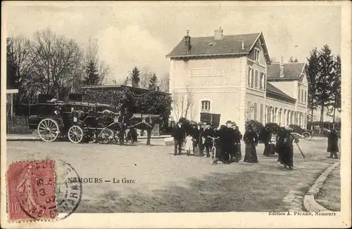 Ak Nemours Seine-et-Marne, Partie am Bahnhof, Kutsche