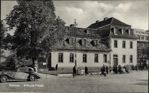 Ak Weimar in Thüringen, Straßenpartie mit Blick auf das Wittums Palais, Automobil