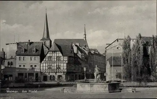 Ak Weimar in Thüringen, Am Markt, Brunnen, Fachwerkhaus