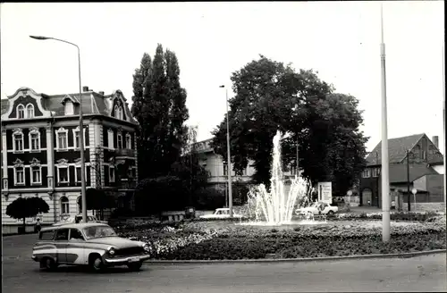 Ak Eisenberg im Saale Holzland Kreis, Platz der Republik, Springbrunnen, Auto