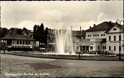 Ak Eisenberg im Saale Holzland Kreis, Partie am Platz der Republik, HO Gaststätte, Fontäne, Bus