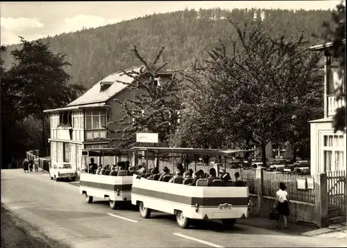 Ak Schwarzburg im Schwarzatal Thüringen, Blick auf den fahrenden Schwarztal Express, Häuser, Trabant