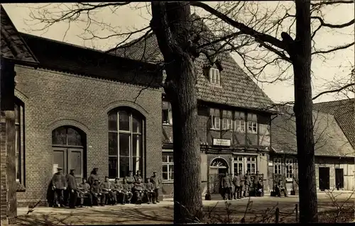 Foto Ak Seelze in Niedersachsen, Gastwirtschaft, Deutsche Soldaten in Uniformen