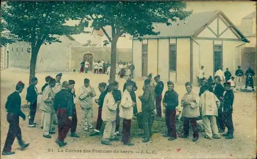 Ak La Corvee des Pommes de terre, französische Soldaten