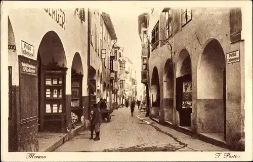 Ak Meran Merano Südtirol, Straßenpartie, Passanten, Geschäfte