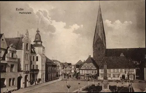 Ak Eutin Ostholstein, Blick auf den Marktplatz, Fachwerkhaus, Kirche