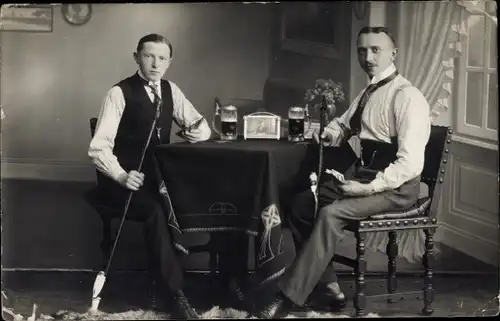 Foto Ak Portrait zweier Männer, Studenten, Bier, Tisch