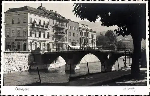 Foto Ak Sarajevo Bosnien Herzegowina, Partie an einer Brücke