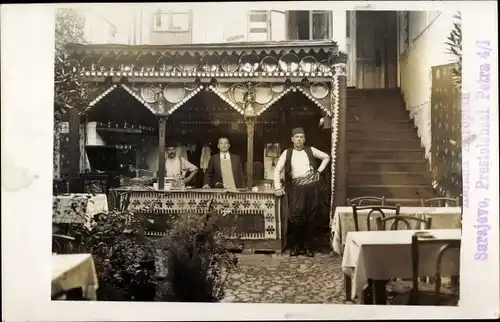 Foto Ak Sarajevo Bosnien Herzegowina, Kellner in einem Cafe, Gartenpartie
