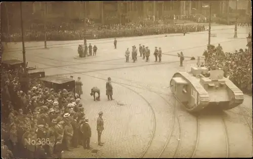 Foto Ak Köln, Besatzungstruppen vor dem Dom, Panzer