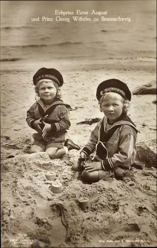 Ak Erbprinz Ernst August und Prinz Georg Wilhelm zu Braunschweig, Am Strand, Matrosenanzüge