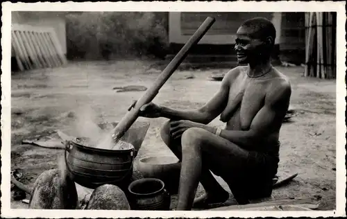 Ak Elfenbeinküste, Grand mere prepare le repas, barbusige Afrikanerin