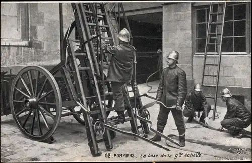 Ak Pompiers, La base de la grande echelle, Feuerwehr, Leiter