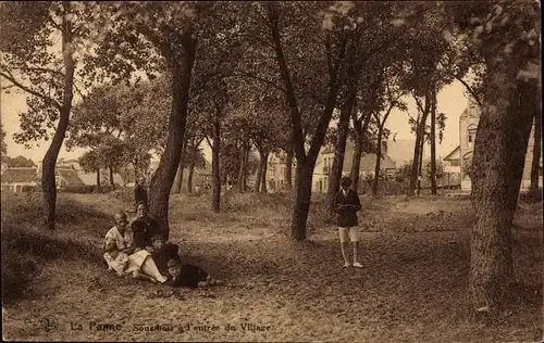 Ak La Panne Westflandern, Sous bois a l'entree du Village, Menschen