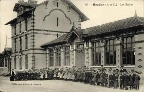 Ak Houdan Yvelines, Les Écoles, Schulklassen an der Schule stehend