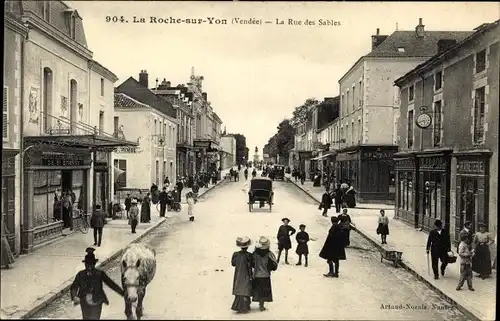 Ak La Roche sur Yon Vendee, La Rue des Sables, Straßenpartie, Geschäfte