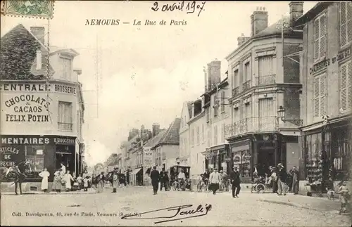 Ak Nemours Seine-et-Marne, La Rue de Paris, Brosserie, Passanten