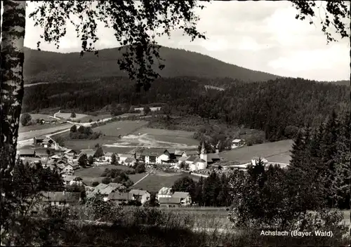 Ak Achslach in Niederbayern, Durchblick zum Ort, Wald