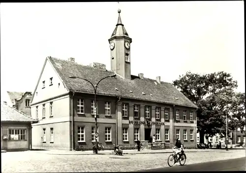 Ak Zehdenick in Brandenburg, Rathaus, Radfahrer