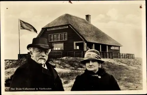 Ak Vierhouten Gelderland, Het Rode-Valkennest, Außenansicht, Paar vor Gebäude