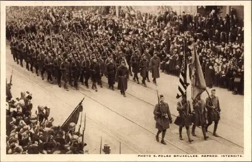 Ak Belgien, Le Drapeau Americain, Amerikanische Soldaten, Zuschauer Siegesparade