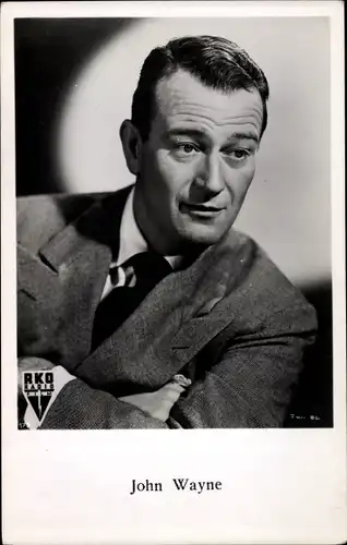 Ak Schauspieler John Wayne, Portrait im Anzug