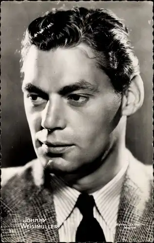 Ak Schauspieler Johnny Weissmuller, Portrait im Anzug