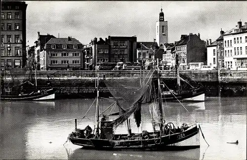 Ak Oostende Ostende Westflandern, Panorama characteristique, Uferpromenade, Boote, Kirchturm