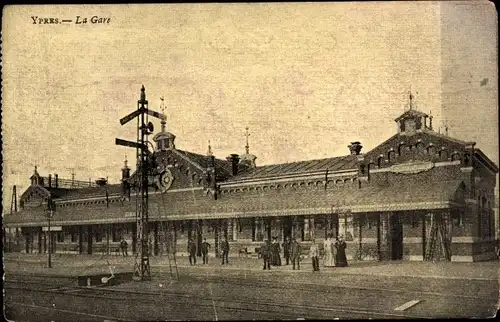 Ak Ypres Ypern Flandern, La Gare, Bahnhof, Passanten