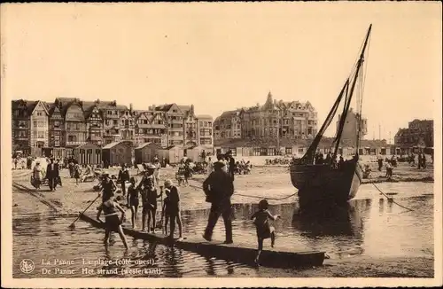 Ak La Panne Westflandern, Teilansicht mit Strand, Schiff