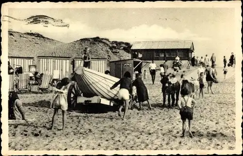 Ak Bredene Westflandern, Partie am Strand, Badegäste, Boote