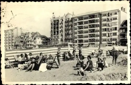 Ak La Panne Westflandern, Strand, Badegäste, Liegestuhl