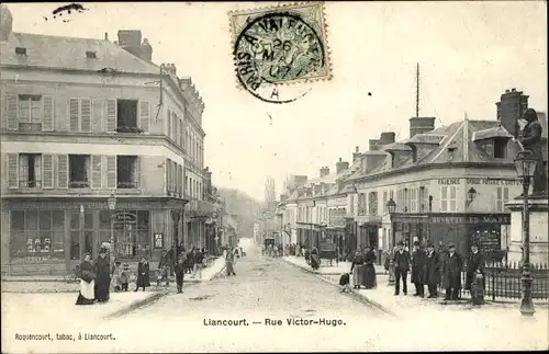 Ak Liancourt Oise, Rue Victor Hugo, Passanten