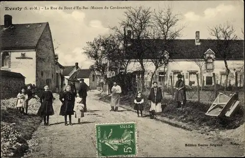 Ak Everly Seine et Marne, La Rue du Bout d'En-Bas, Maison du Cordonnier