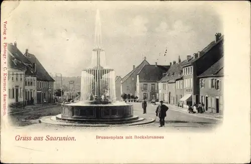 Ak Sarre Union Saarunion Elsass Bas Rhin, Brunnenplatz mit Bocksbrunnen