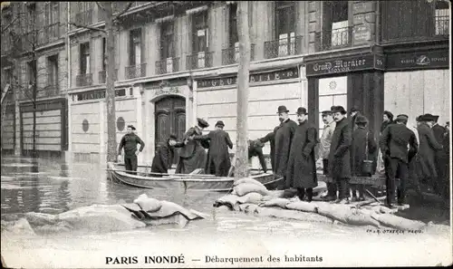 Ak Paris IV, Debarquement des habitants