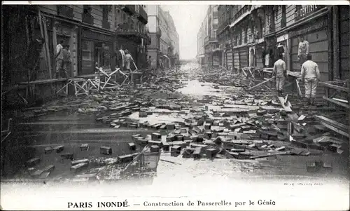 Ak Paris, Inondations de 1910, Construction de Passerelles par le Génie