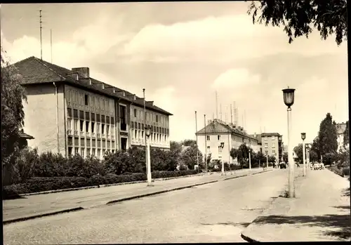 Ak Guben in der Niederlausitz, Wilhelm Pieck Schule in der Friedrich Engels Straße