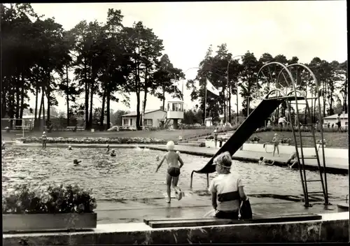 Ak Grabow in Mecklenburg, Partie im Waldbad, Rutsche