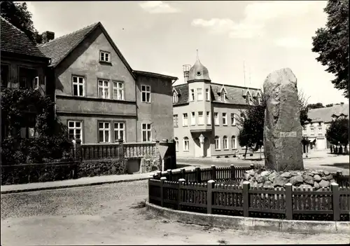 Ak Wesenberg in Mecklenburg, Straßenpartie, Denkmal
