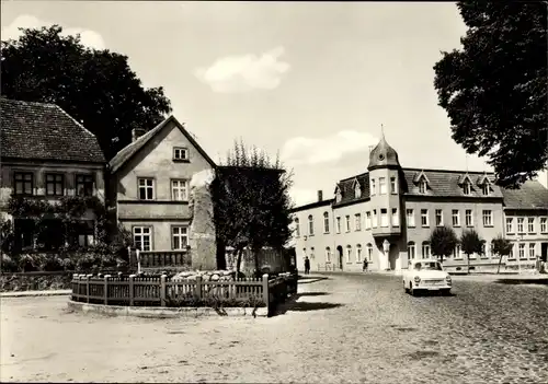 Ak Wesenberg in Mecklenburg, Straßenpartie, Denkmal