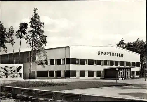 Ak Bad Liebenwerda in Brandenburg, Partie an der Sporthalle, Seitenansicht, Eingang