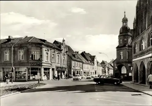 Ak Grimmen in Mecklenburg Vorpommern, Platz der Freundschaft, Straßenpartie