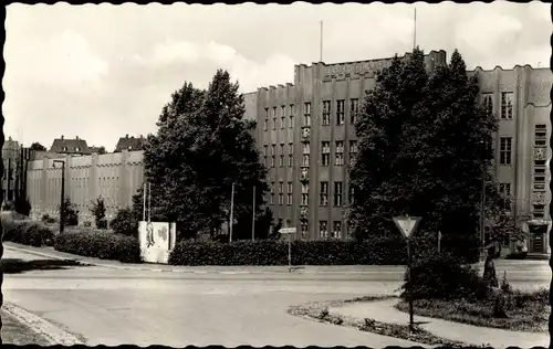 Ak Reichenbach im Vogtland, Blick zur Ingenieurschule für Textiltechnik, Straßenpartie