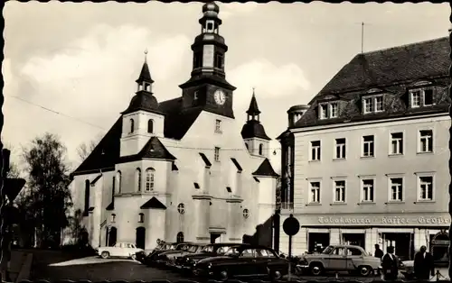 Ak Reichenbach Vogtland, Trinitatiskirche, Tabakwaren, Autos, Passanten