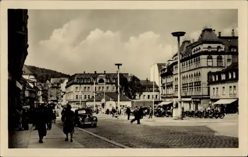 Ak Aue im Erzgebirge Sachsen, Blick auf den Markt, Passanten, Autos