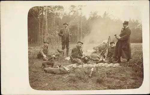 Foto Ak Jagdgesellschaft bei der Rast, Dackel, Klaus Delbrück, Pohmens ?