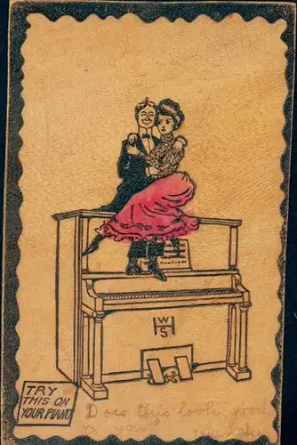 Leder Ak Try this on your Piano, Liebespaar auf einem Klavier